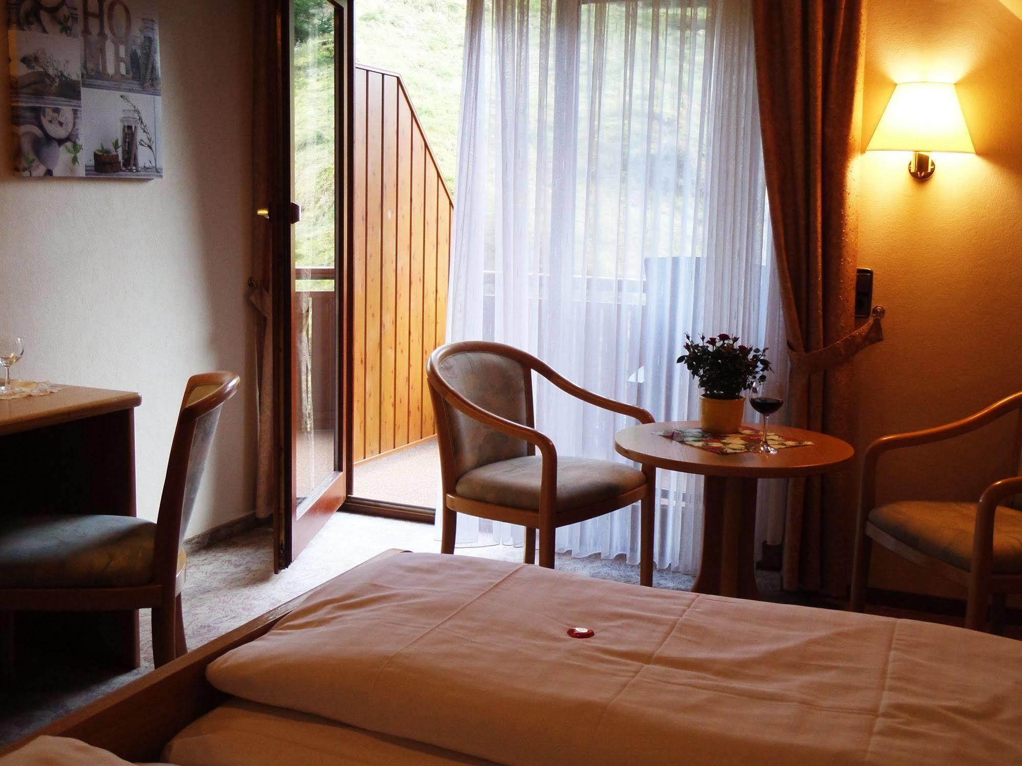 Hotel - Gasthof Blume 오페나우 외부 사진