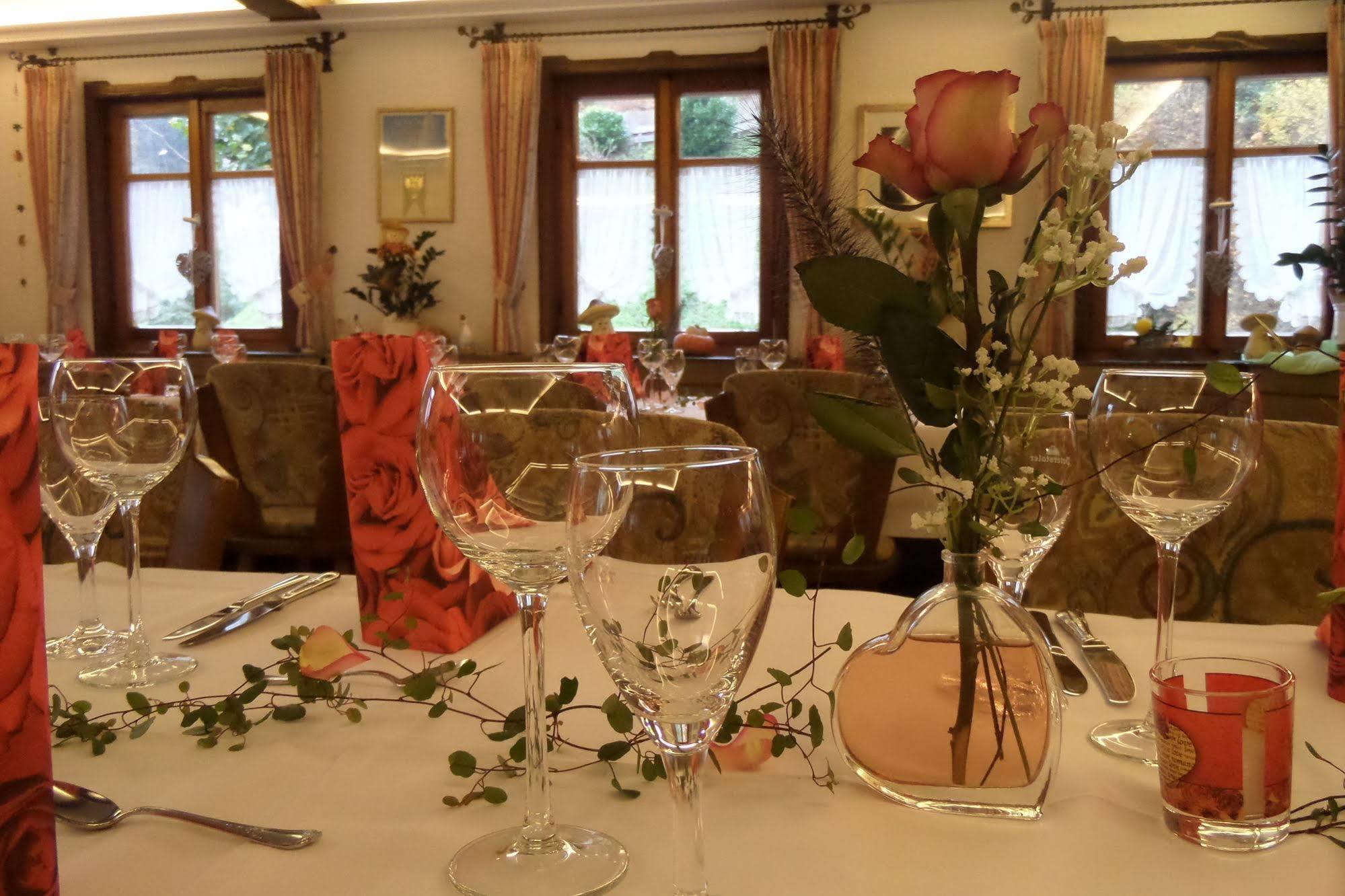 Hotel - Gasthof Blume 오페나우 외부 사진